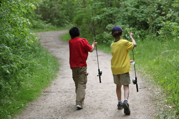 Deux enfants avec cannes à pêche